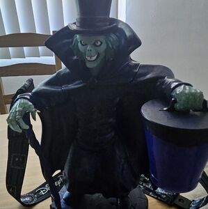 2024 Haunted Mansion Hatbox Sipper